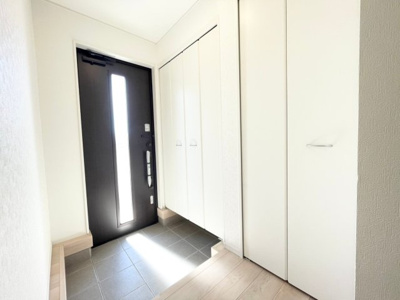【玄関】 | 香取市野田第１０-１期４号棟 | 施工例　即日のご見学も可能です。お気軽に0476-37-3888までお問合せ下さい。