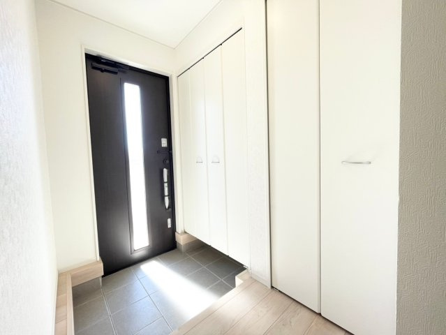 【玄関】 | 香取市野田第１０-１期４号棟 | 施工例　即日のご見学も可能です。お気軽に0476-37-3888までお問合せ下さい。