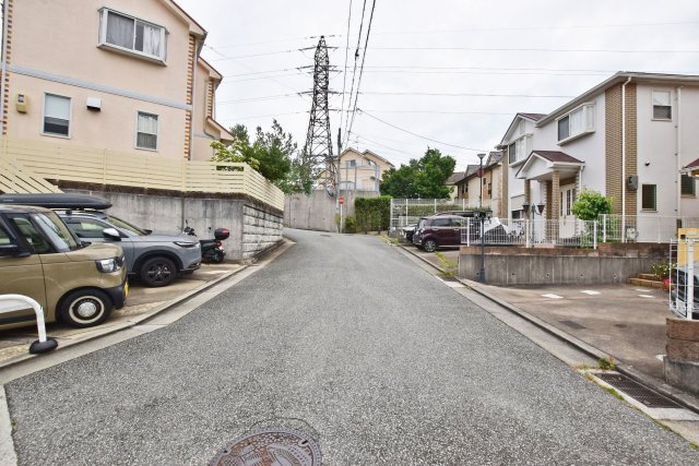 西宮市仁川町6丁目中古戸建｜4LDK＋駐車2台可の前面道路含む現地写真|東側前面道路　公道約6ｍ
