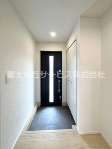 【玄関】 | 袋井市栄町 新築一戸建て 1号棟 | 落ち着いた玄関です