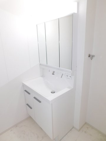 名古屋市中川区柳堀町の新築一戸建の独立洗面台|◇洗面室◇　　三面鏡シャワードレッサー　くもり止め仕様　