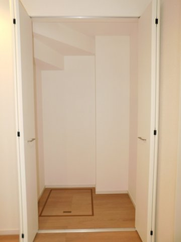 名古屋市中川区柳堀町の新築一戸建の収納|◇１階ホール収納◇　　掃除道具の収納や日用品のストックなどに便利です！