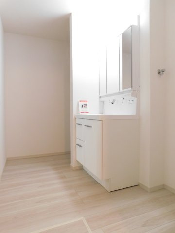 名古屋市中川区柳堀町の新築一戸建の独立洗面台|◇洗面室◇　　三面鏡シャワードレッサー　くもり止め仕様　収納スペース完備！