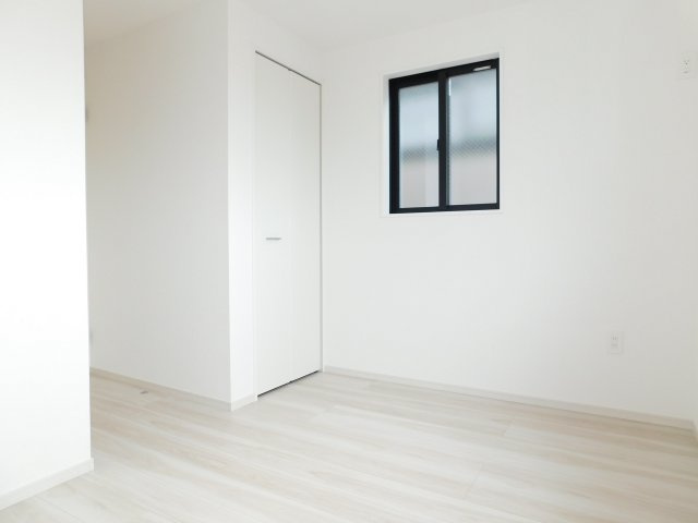 名古屋市中川区柳堀町の新築一戸建の洋室|◇３階洋室◇　　南面で明るい洋室５．１帖　収納完備！