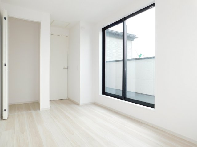 名古屋市中川区柳堀町の新築一戸建の洋室|◇３階洋室◇　　南面で明るい洋室５．５帖　収納完備！　バルコニー利用可♪