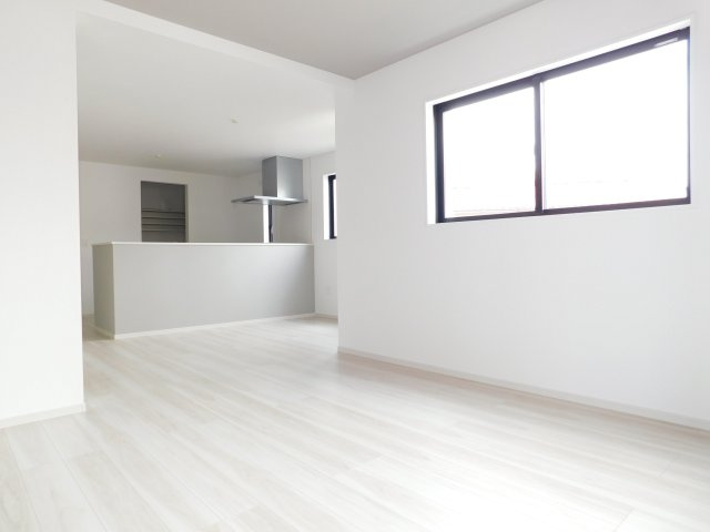 名古屋市中川区柳堀町の新築一戸建の居間・リビング|◇リビング◇　　明るくて広いリビング１９．７帖　会話が弾む対面キッチン♪　