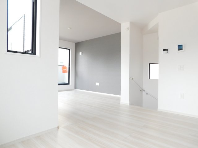 名古屋市中川区柳堀町の新築一戸建の居間・リビング|◇リビング◇　　明るくて広いリビング１９．７帖　オシャレな空間になるアクセントクロスのリビング♪