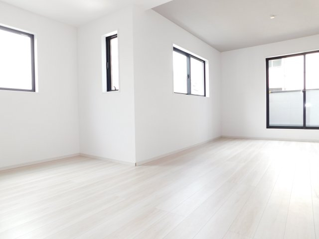 名古屋市中川区柳堀町の新築一戸建の居間・リビング|◇リビング◇　　明るくて広いリビング１９．７帖　外からの視線が気になりにくい２階リビング！