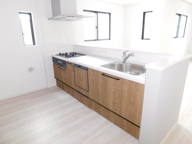 名古屋市中川区柳堀町の新築一戸建のキッチン|◇キッチン◇　　人気の対面式・人造大理石カウンター・食洗機・浄水器一体型水栓・静音仕様シンク・薄型換気扇・Ｓｉセンサーコンロ（３口）