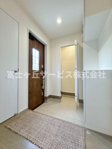 【玄関】 | 島田市中溝町 新築一戸建て | 収納もある玄関です