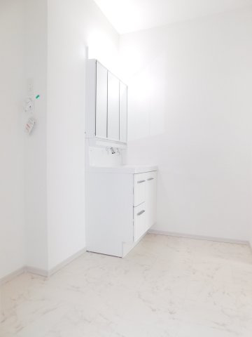 名古屋市北区西志賀町１丁目の新築一戸建の独立洗面台|◇洗面脱衣室◇　　広めの洗面室！！　三面鏡シャンプードレッサー　