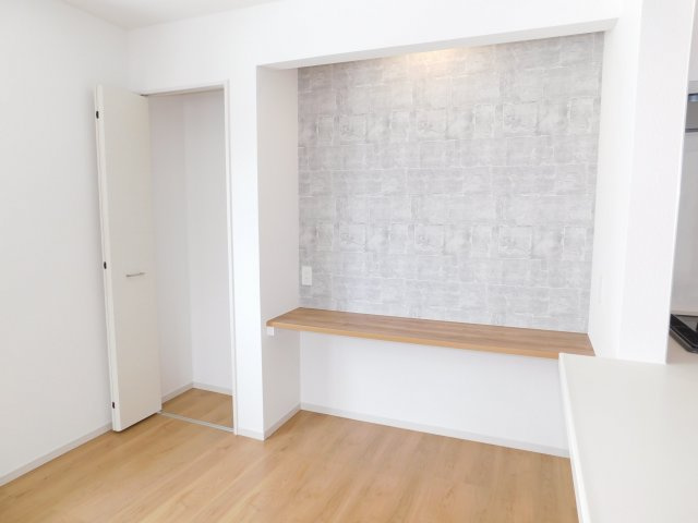 名古屋市北区西志賀町１丁目の新築一戸建の居間・リビング|◇カウンター◇　　お子様の勉強やワークスペースなど多用途にに利用できます♪　リビング収納完備！