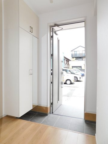 名古屋市北区西志賀町１丁目の新築一戸建の玄関|◇玄関収納◇　　家族の履物がしっかり収納できるミラー付き玄関収納♪