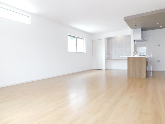 名古屋市北区西志賀町１丁目の新築一戸建の居間・リビング|◇リビング◇　　明るく広いリビング２０．９帖　折下天井のオシャレなフラットキッチン♪　パントリー付き！