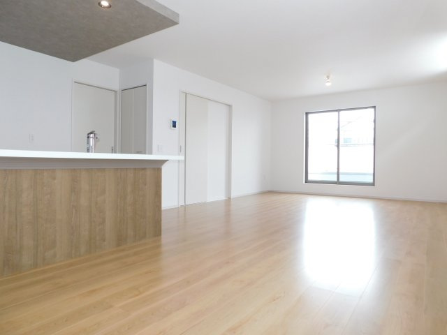 名古屋市北区西志賀町１丁目の新築一戸建の居間・リビング|◇リビング◇　　明るく広いリビング２０．９帖　外からの視線が気になりにくい２階リビング♪