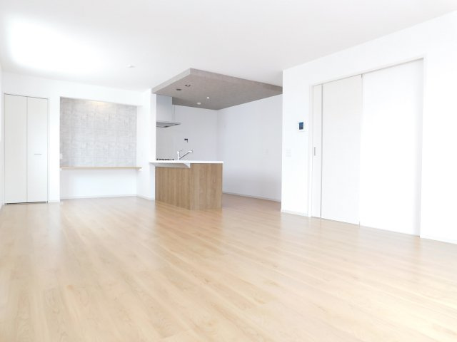 名古屋市北区西志賀町１丁目の新築一戸建の居間・リビング|◇リビング◇　　明るく広いリビング２０．９帖　カウンター+収納付き♪