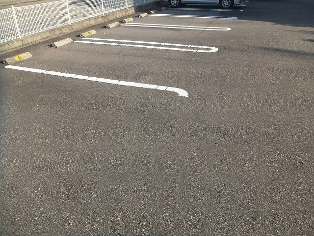 スパシアス　Ｗの駐車場|駐車場があります