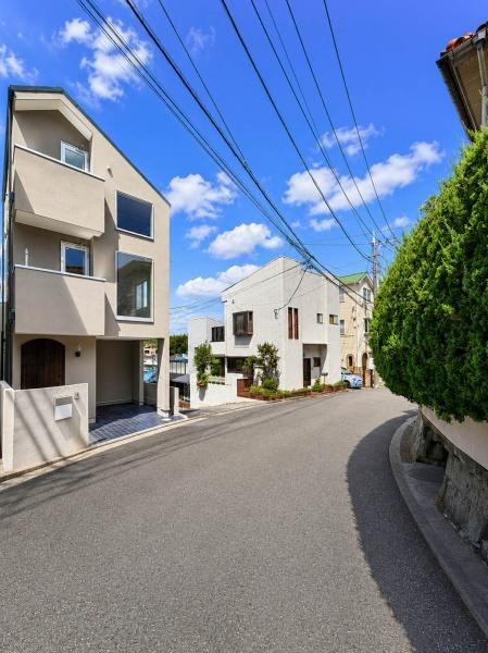 横浜市青葉区美しが丘４丁目の中古一戸建の前面道路含む現地写真