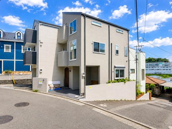 横浜市青葉区美しが丘４丁目の中古一戸建の外観|青空の下に映える落ち着いた色合いの外観が印象的な建物です。周囲には緑豊かな自然が広がっておりゆったりとした雰囲気が感じられます。高層で周囲に高い建物がないため、見晴らし良好です。
