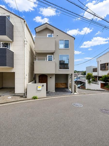 横浜市青葉区美しが丘４丁目の中古一戸建の前面道路含む現地写真|前面道路です！車の通りも少なく道路幅があるので駐車が苦手な方も安心です！