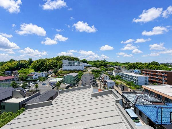 横浜市青葉区美しが丘４丁目の中古一戸建のその他|現地からの眺望は開放感のある住宅街の風景が広がっています。前方に遮るものが少なく空の広がりを感じることができます。周囲には住宅が並び穏やかな景色が望めます。天気の良い日には青空が印象的です。