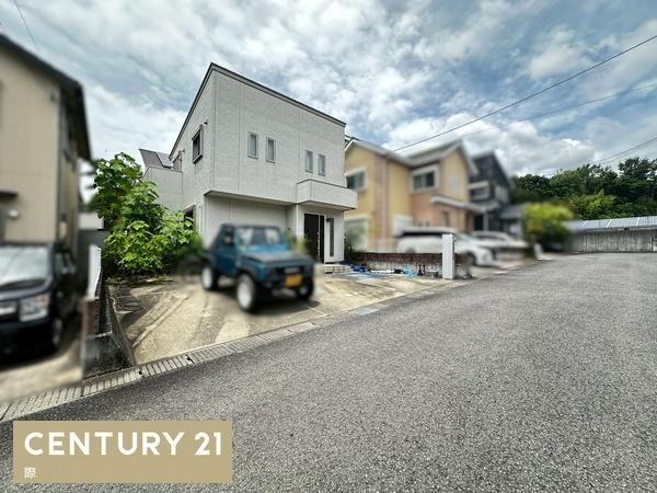 岩出市桜台　中古戸建の前面道路含む現地写真