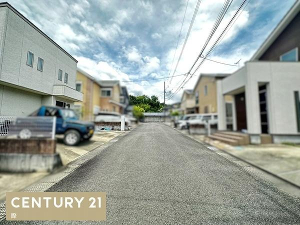 岩出市桜台　中古戸建の前面道路含む現地写真