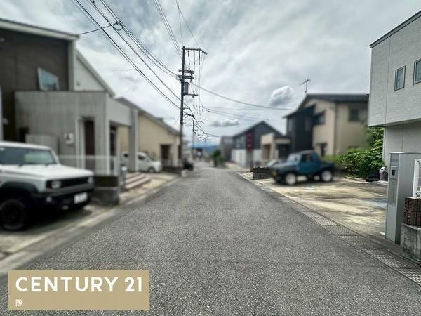 岩出市桜台　中古戸建の前面道路含む現地写真