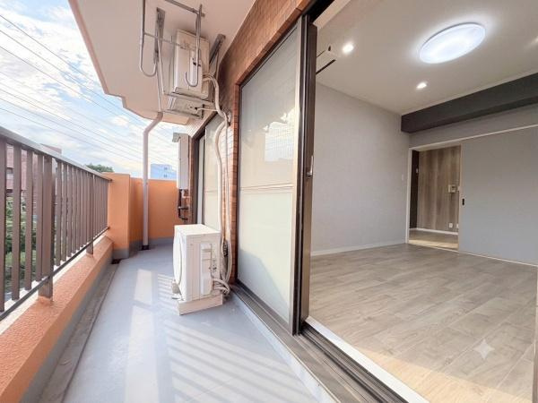 ライオンズマンション大倉山第７のバルコニー|バルコニーから室内への出入りがしやすい設計です。開放感のある空間が広がっています。日差しが差し込みやすい向きが魅力です。しっかりとした手すりで安心感もあります。ゆとりのあるサイズ感です。