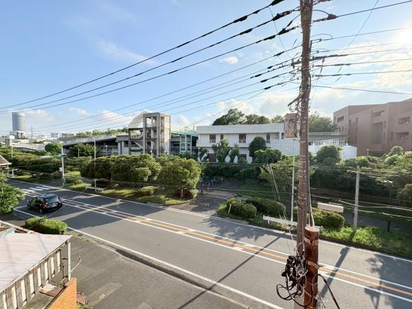 ライオンズマンション大倉山第７のその他|前面道路が広く開放感のある現地からの眺望です。視界を遮る高い建物が少なく空が広く感じられます。緑も多く落ち着いた街並みが広がっています。道路は直線で見通しが良い印象です。