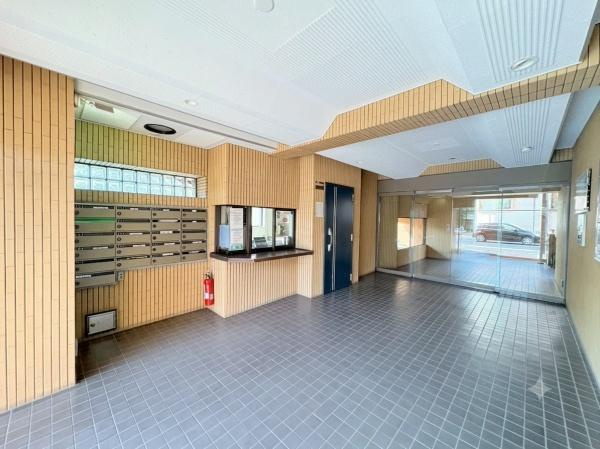ライオンズマンション大倉山第７のエントランス|エントランスは広々とした空間で明るい印象があります。ガラス扉からは外の様子も確認できます。郵便受けや管理窓口も備えられています。全体的に落ち着いた色調で清潔感が感じられます。