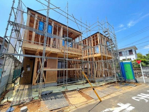 横浜市泉区上飯田町の新築一戸建の前面道路含む現地写真