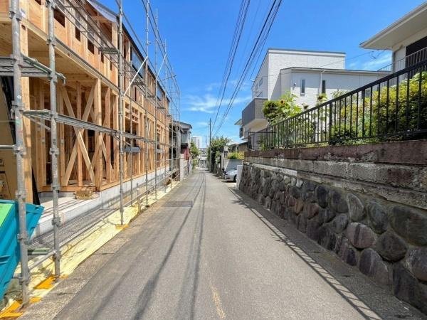 横浜市泉区上飯田町の新築一戸建の前面道路含む現地写真