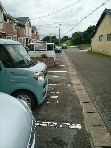 サニーコート六田１の駐車場