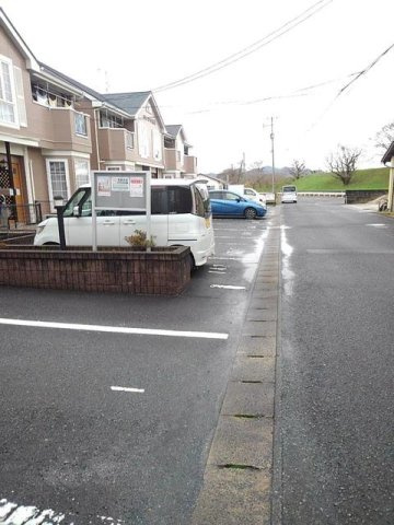 サニーコート六田１の駐車場