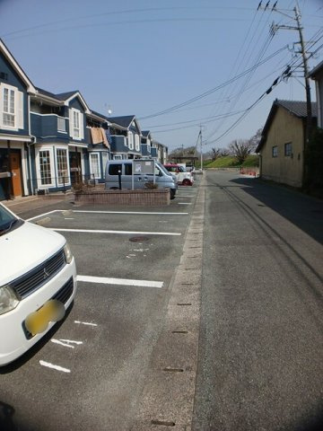 サニーコート六田１の駐車場