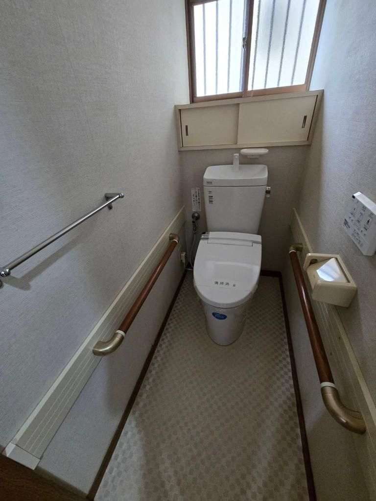 南水苑町車庫付き貸家のトイレ