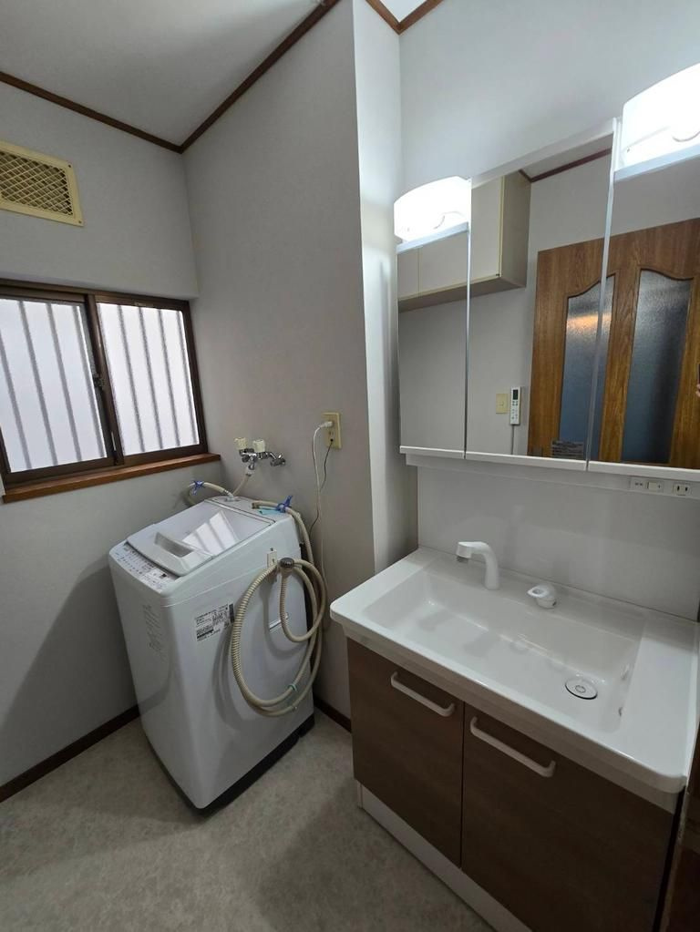 南水苑町車庫付き貸家の洗面所