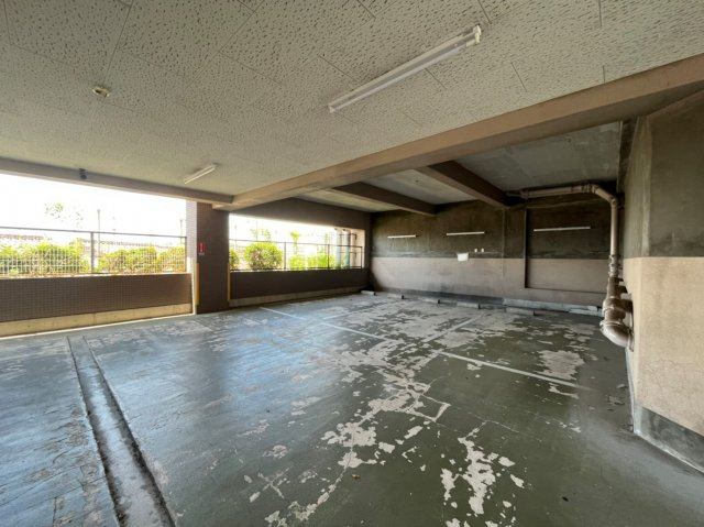 サンシーズ南山手の駐車場