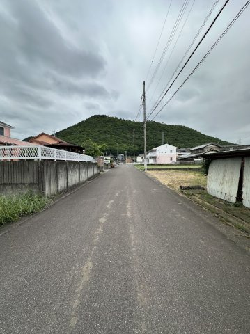 土地　松栄町１丁目の前面道路含む現地写真