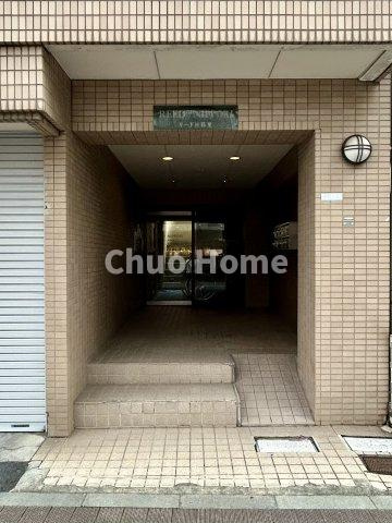 リード日暮里のエントランス|【エントランス】マンションのエントランスは、その物件の印象を決める、顔とも言える場所です。毎日通る場所ですからきれいなのが一番です。