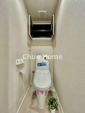 リード日暮里のトイレ|【トイレ】 収納スペースをしっかりと確保した温水洗浄便座機能付きトイレ。温水洗浄便座は清潔にお使いいただくための大切なアイテムです。
