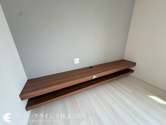 【設備】 | 木間ヶ瀬Ⅵ　全10棟 | 備え付けのテレビボードがあるため、新たに家具を用意する手間を軽減。収納スペースも確保されており、リビングを広く美しく保ちながら快適にお過ごしいただけます。
