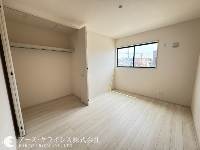 【洋室】 | 木間ヶ瀬Ⅵ　全10棟 | 各居室に収納を備え、衣類や季節用品、日用品まですっきり整理整頓。住空間を広々と使え、片付けがしやすい快適な暮らしをサポートします。
