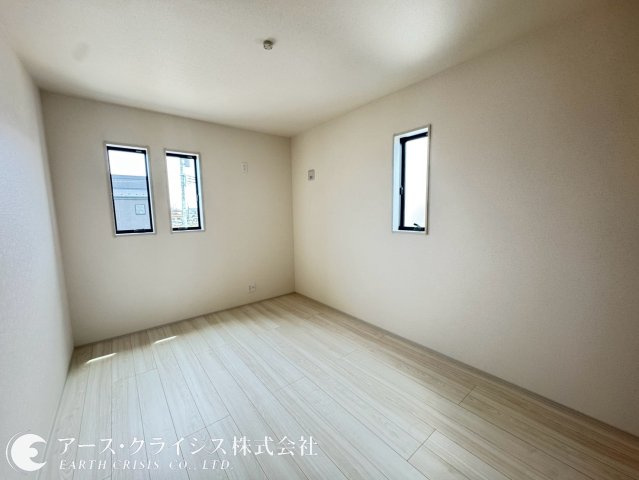 【洋室】 | 木間ヶ瀬Ⅵ　全10棟 | 明るい陽射しが差し込む洋室は、毎日の暮らしを心地よく彩るプライベート空間。ベッドやデスクを置いてもゆとりを感じられるレイアウトで、リラックスタイムも在宅ワークも快適です。衣類や小物をすっきり収納。