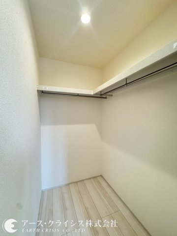【収納】 | 木間ヶ瀬Ⅵ　全10棟 | オールシーズンの衣類や帽子など小物を一括収納！衣替えの手間が省けます。かさばりがちな大きなスーツケース・衣装ケースなども、ゆったりと収納できます。