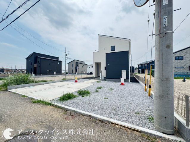 【外観】 | 木間ヶ瀬Ⅵ　全10棟 | 現代的なデザインを取り入れた美しい外観が魅力。住まいの第一印象を大切にした設計で、洗練された雰囲気を演出しています。昼は爽やかに、夕暮れには落ち着いた表情を見せる外観は、毎日の暮らしをより豊かに。