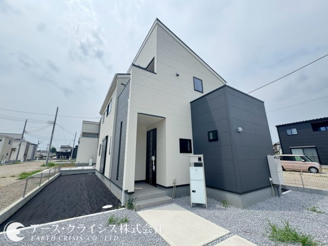 【外観】 | 木間ヶ瀬Ⅵ　全10棟 | スタイリッシュで清潔感のある外観が印象的な新築戸建て。落ち着いたカラーリングとシンプルなフォルムが周囲の街並みに自然と溶け込みます。毎日帰宅するたびに心地よさを感じられるデザインです。