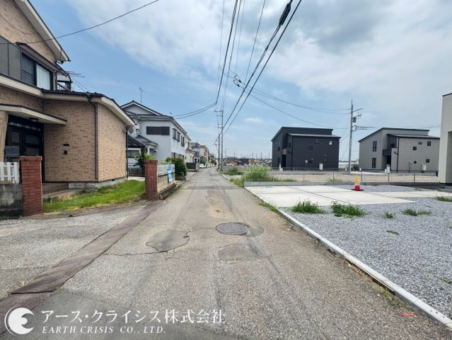 【前面道路含む現地写真】 | 木間ヶ瀬Ⅵ　全10棟 | 車通りの少ない落ち着いた街並みに誕生した新築住宅。明るい陽射しが差し込む住空間と高い住宅性能が、家族みんなの毎日にゆとりを与えてくれます。