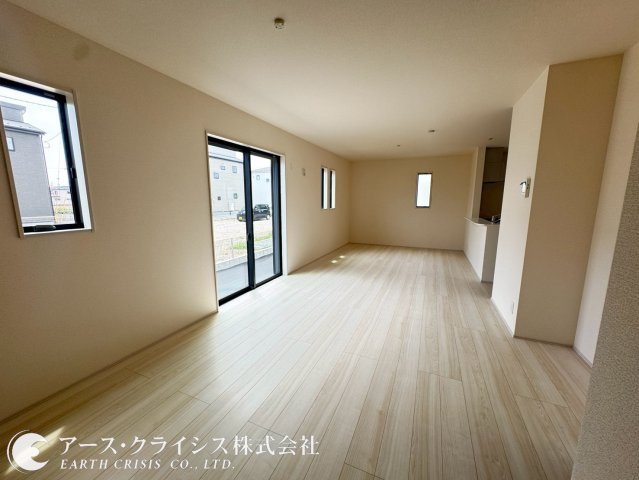 【居間・リビング】 | 木間ヶ瀬Ⅵ　全10棟 | 光と風がはいりこむ贅沢なゆとり空間は広いリビングにたっぷり陽差しが差し込む匠な空間を演出。木目調のフローリングは木のぬくもりと暖かさを感じさせる居心地良い空間です。